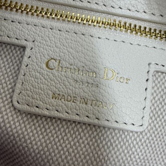 2025FW DIOR Dior tote bag An elegant replica bag that is essential for autumn 2025FW DIOR Dior tote bag An elegant replica bag that is essential for autumn