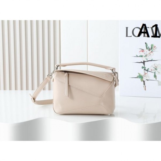 LOEWE 2025FW New Elegant Shoulder Bag Exudes Luxury Stylish Popular Item