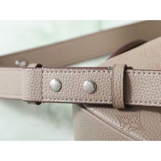 2025FW LOUIS VUITTON Louis Vuitton Women's Tote Bag High-sensitivity design that attracts attention from the feet