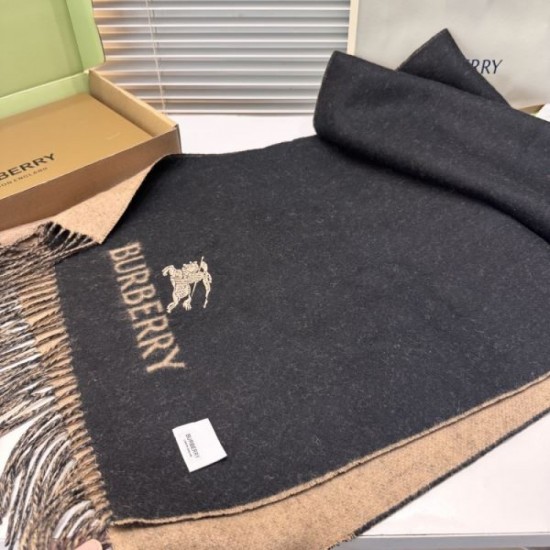2025FW Scarf BURBERRY A sophisticated item that is currently gaining attention.