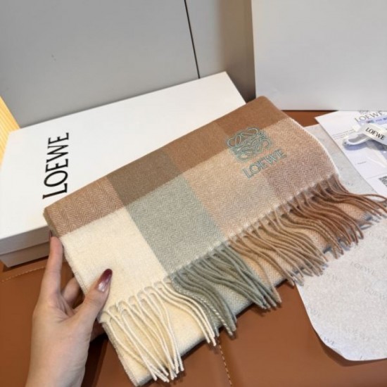 2025FW Scarf LOEWE A versatile item that will look great with this fall/winter outfit