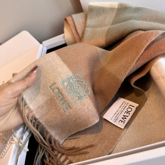 2025FW Scarf LOEWE A versatile item that will look great with this fall/winter outfit