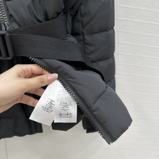 DIOR Down Jacket 2025 New Autumn/Winter A popular item that will elevate your classic fall style. DIOR Down Jacket 2025 New Autumn/Winter A popular item that will elevate your classic fall style.