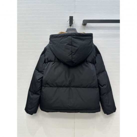 PRADA Down Jacket 2025 Autumn/Winter New Item, Featured by Overseas Celebrities PRADA Down Jacket 2025 Autumn/Winter New Item, Featured by Overseas Celebrities