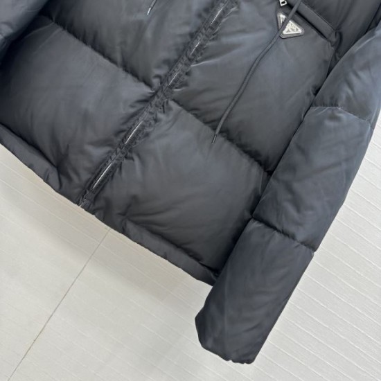 PRADA Down Jacket 2025 Autumn/Winter New Item, Featured by Overseas Celebrities PRADA Down Jacket 2025 Autumn/Winter New Item, Featured by Overseas Celebrities