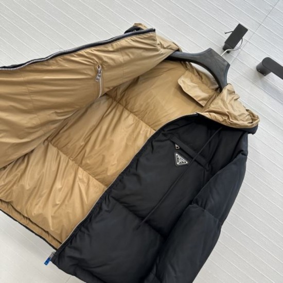PRADA Down Jacket 2025 Autumn/Winter New Item, Featured by Overseas Celebrities PRADA Down Jacket 2025 Autumn/Winter New Item, Featured by Overseas Celebrities
