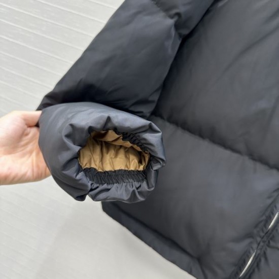 PRADA Down Jacket 2025 Autumn/Winter New Item, Featured by Overseas Celebrities PRADA Down Jacket 2025 Autumn/Winter New Item, Featured by Overseas Celebrities