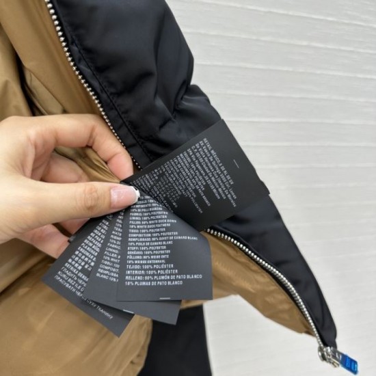 PRADA Down Jacket 2025 Autumn/Winter New Item, Featured by Overseas Celebrities PRADA Down Jacket 2025 Autumn/Winter New Item, Featured by Overseas Celebrities