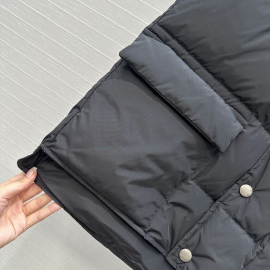 PRADA Down Vest New Fall/Winter 2025 Trendy item that can be used for fall style PRADA Down Vest New Fall/Winter 2025 Trendy item that can be used for fall style