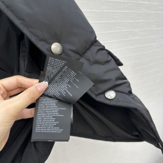PRADA Down Vest New Fall/Winter 2025 Trendy item that can be used for fall style PRADA Down Vest New Fall/Winter 2025 Trendy item that can be used for fall style
