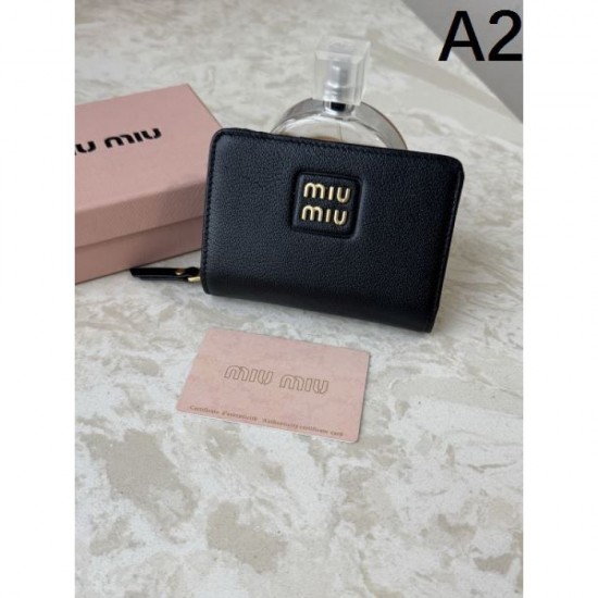 2025FW Bifold Wallet MIU MIU A new winter item that attracts attention