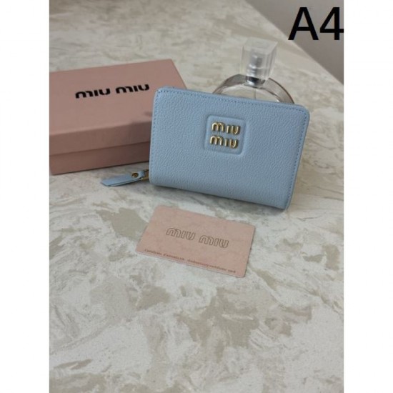 2025FW Bifold Wallet MIU MIU A new winter item that attracts attention