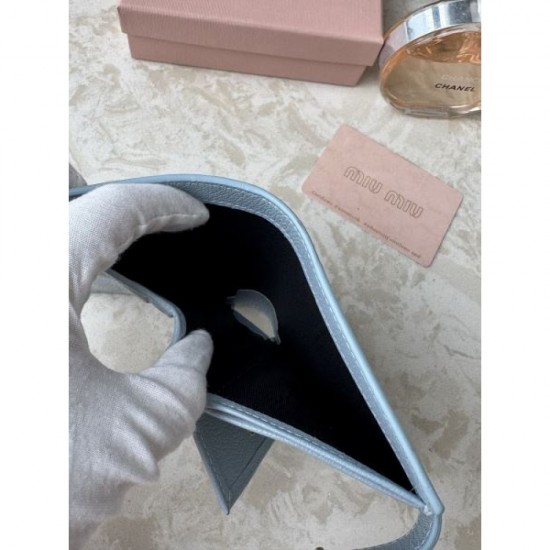 2025FW Bifold Wallet MIU MIU A gem that you can enjoy to your heart's content this winter