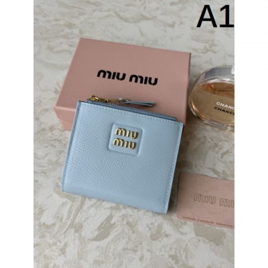 2025FW bifold wallet MIU MIU New winter item that is gaining attention