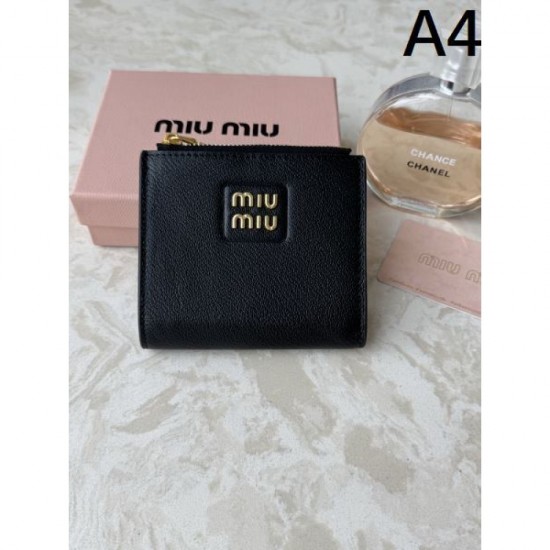 2025FW bifold wallet MIU MIU New winter item that is gaining attention