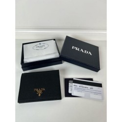 2025SS PRADA Bifold Wallet that makes it easy to wear