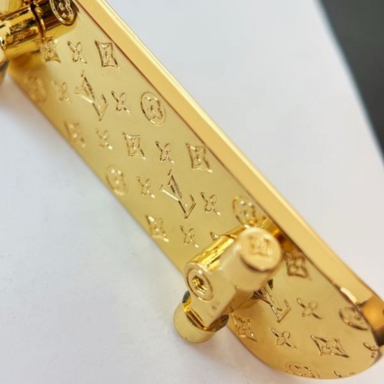 2025SS Keychain LOUIS VUITTON Louis Vuitton A masterpiece that gives an elegant casual look