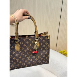 2025SS Keychain LOUIS VUITTON Louis Vuitton Eye-catching trendy design that stands out in the summer